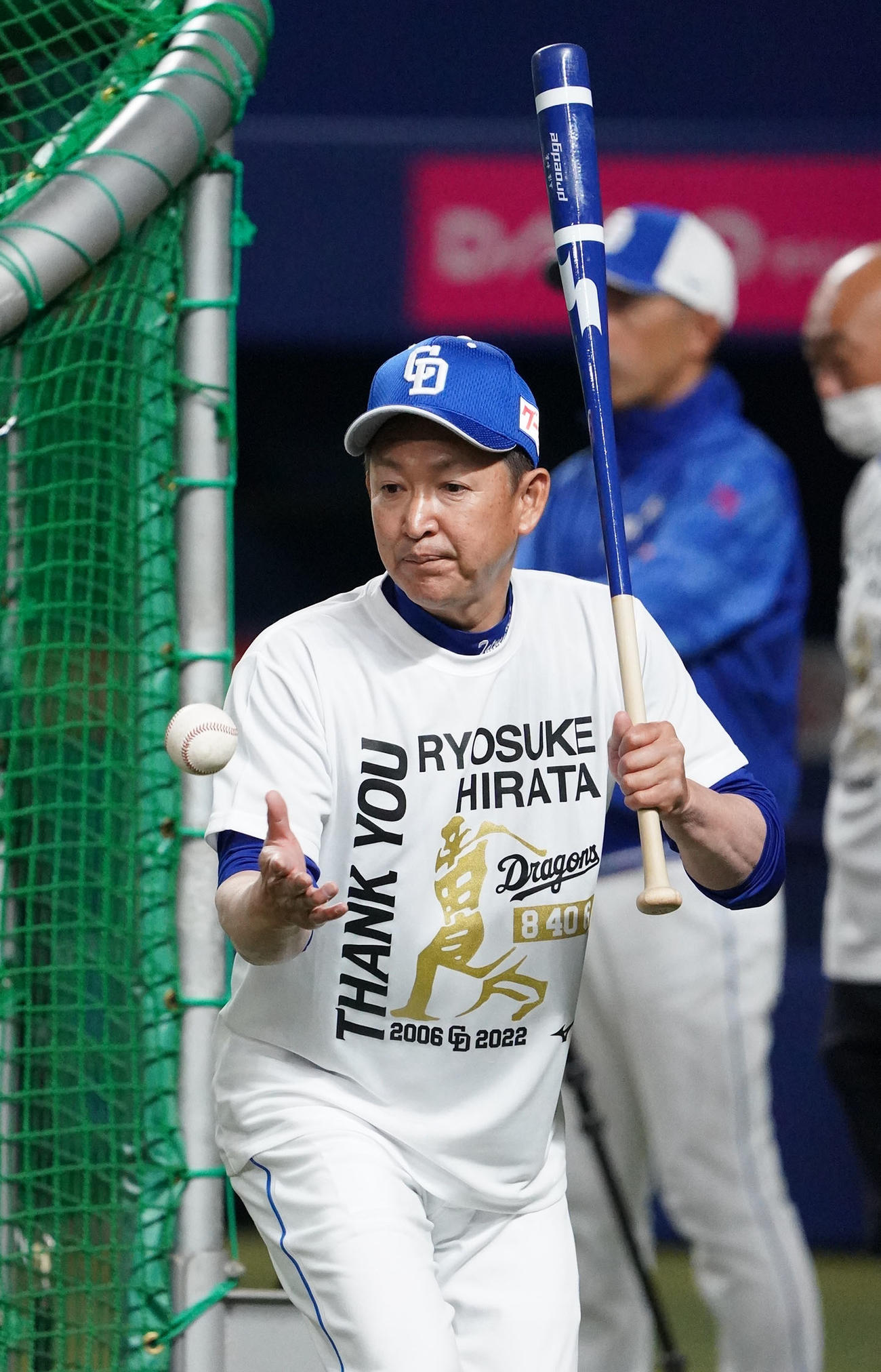 中日対楽天　平田良介氏の記念Tシャツを着用しノックをする立浪監督（撮影・森本幸一）
