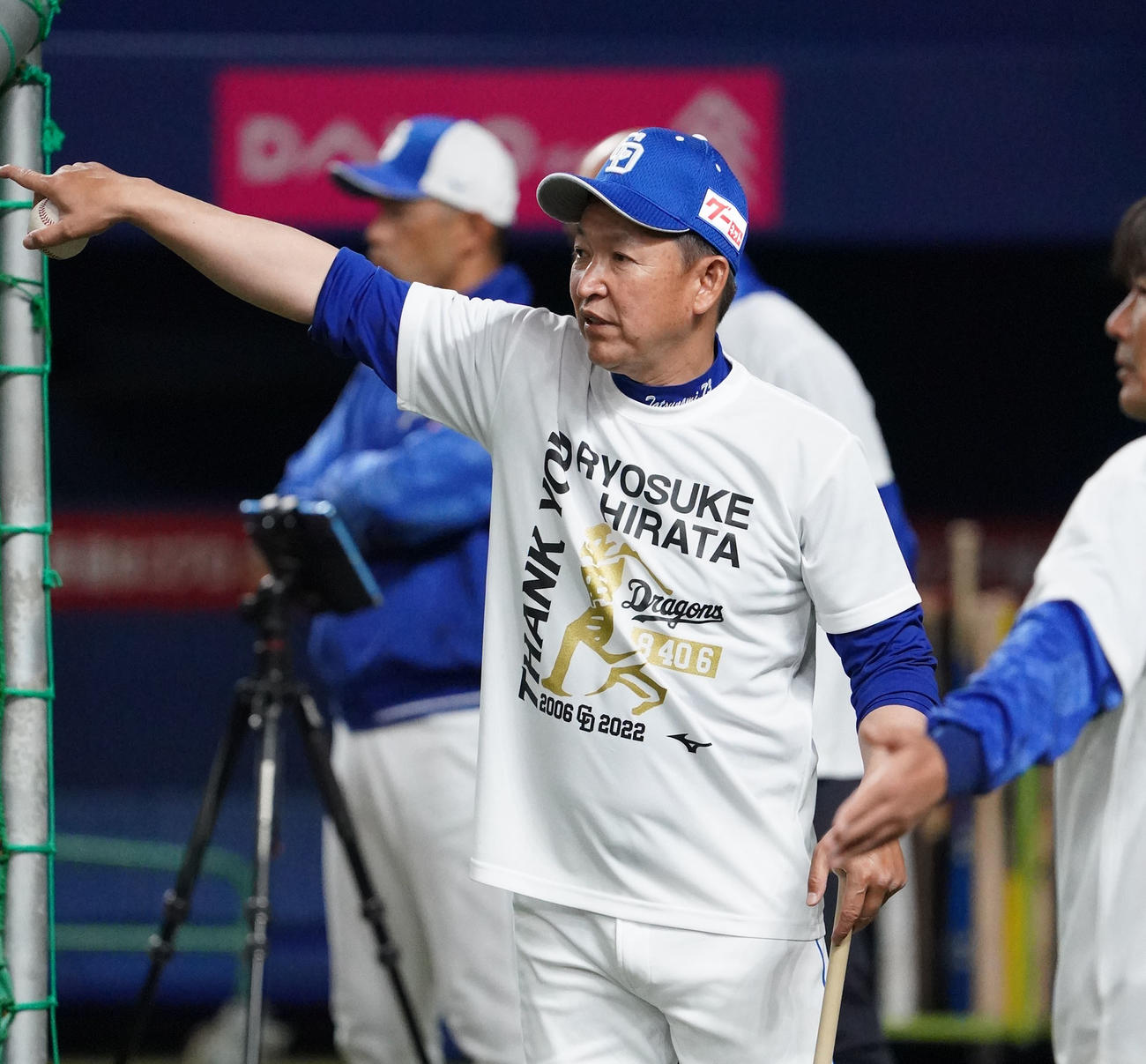 中日対楽天　平田良介氏の記念Tシャツを着用しノックをする立浪監督（撮影・森本幸一）