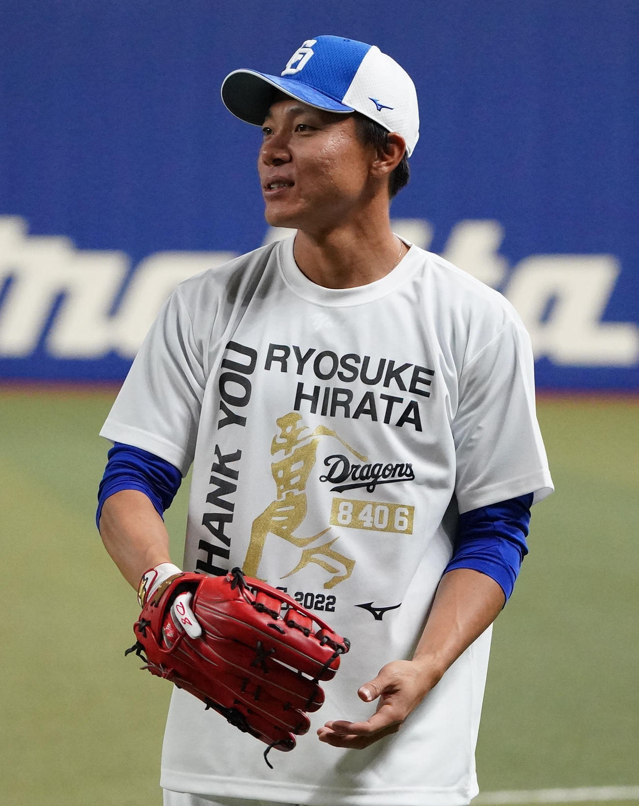 中日対楽天　平田良介氏の記念Tシャツを着用し練習する大島（撮影・森本幸一）