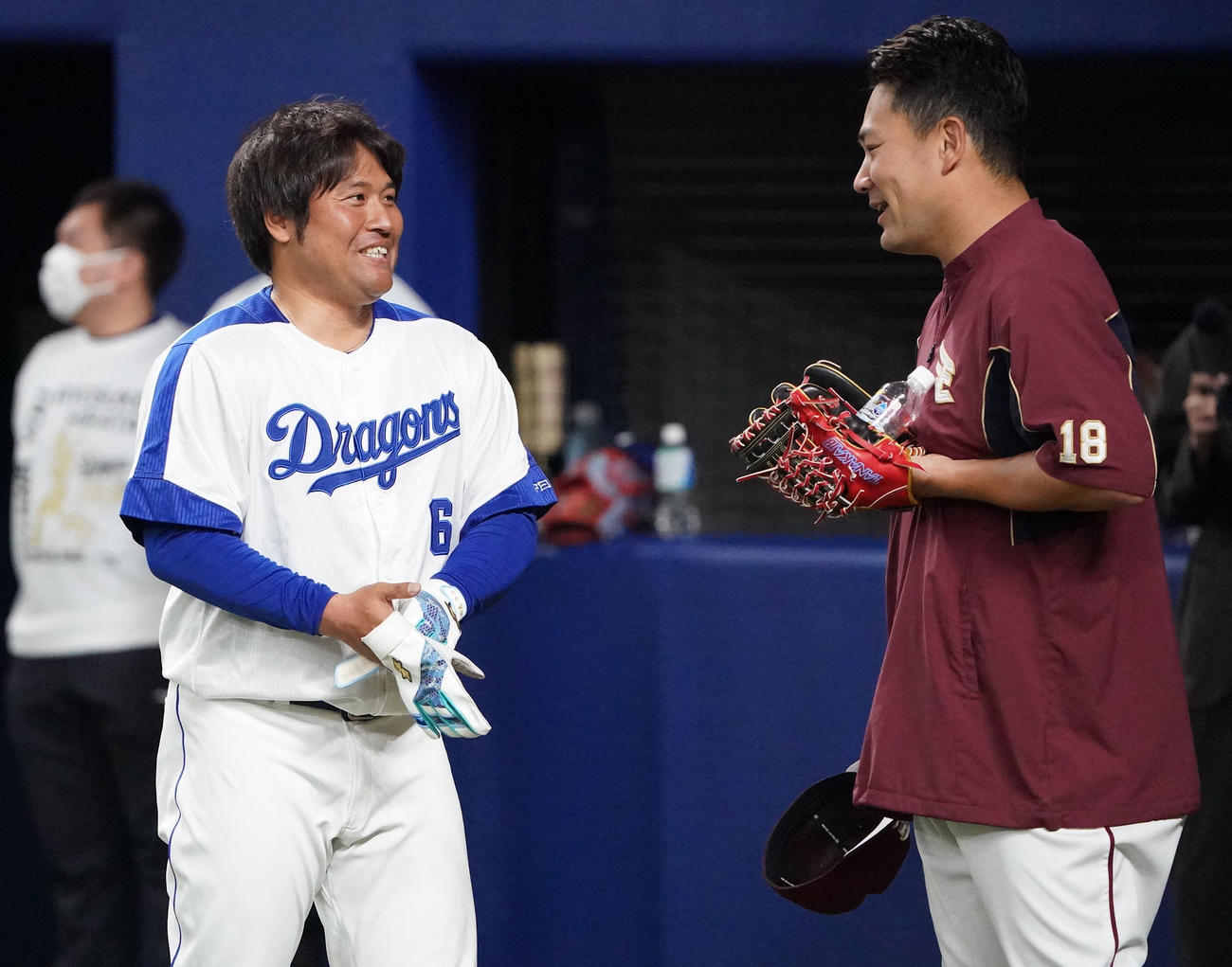 中日対楽天　試合前、田中将と言葉を交わす平田氏（左）（撮影・森本幸一）