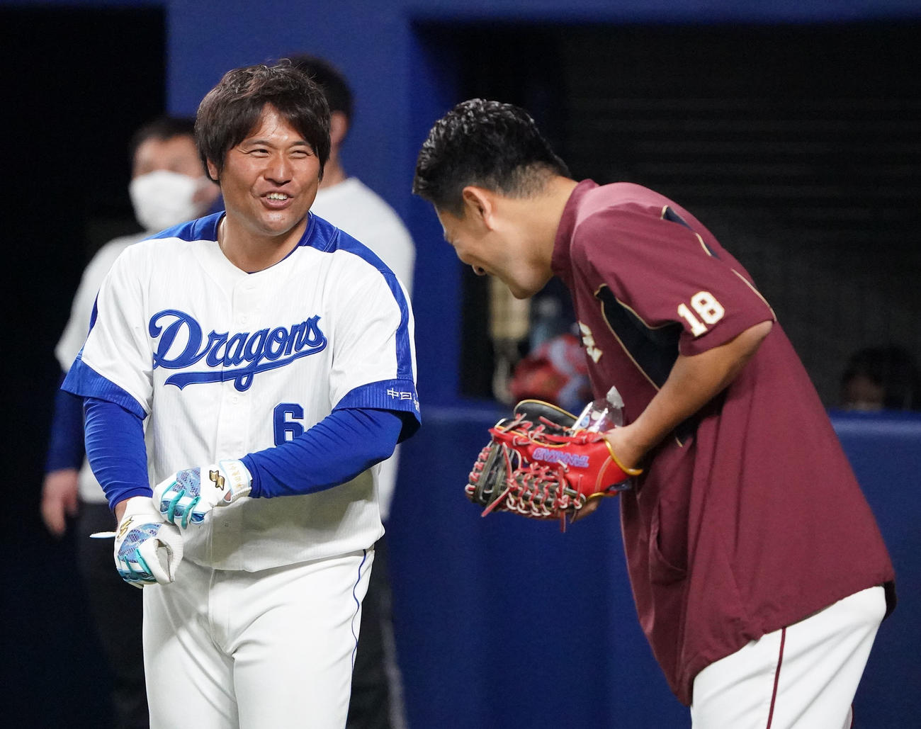 中日対楽天　試合前、田中将と言葉を交わす平田氏（左）（撮影・森本幸一）