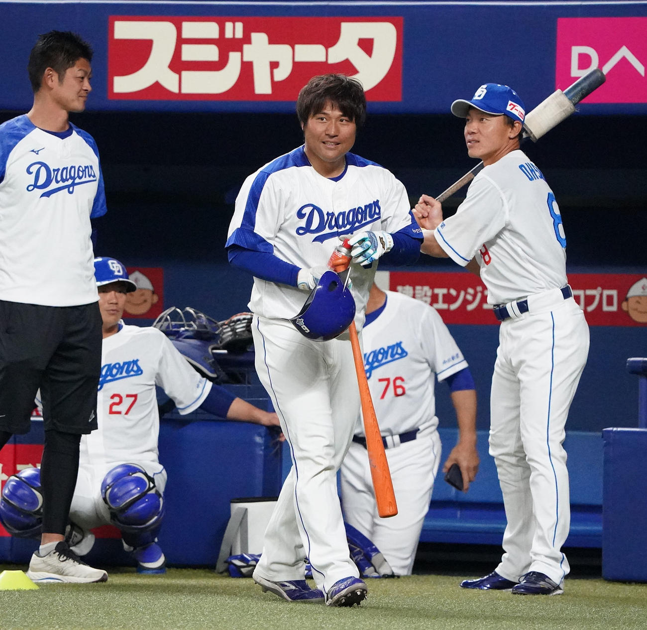 中日対楽天　試合前、打撃練習へ向かう平田氏（中央）（撮影・森本幸一）