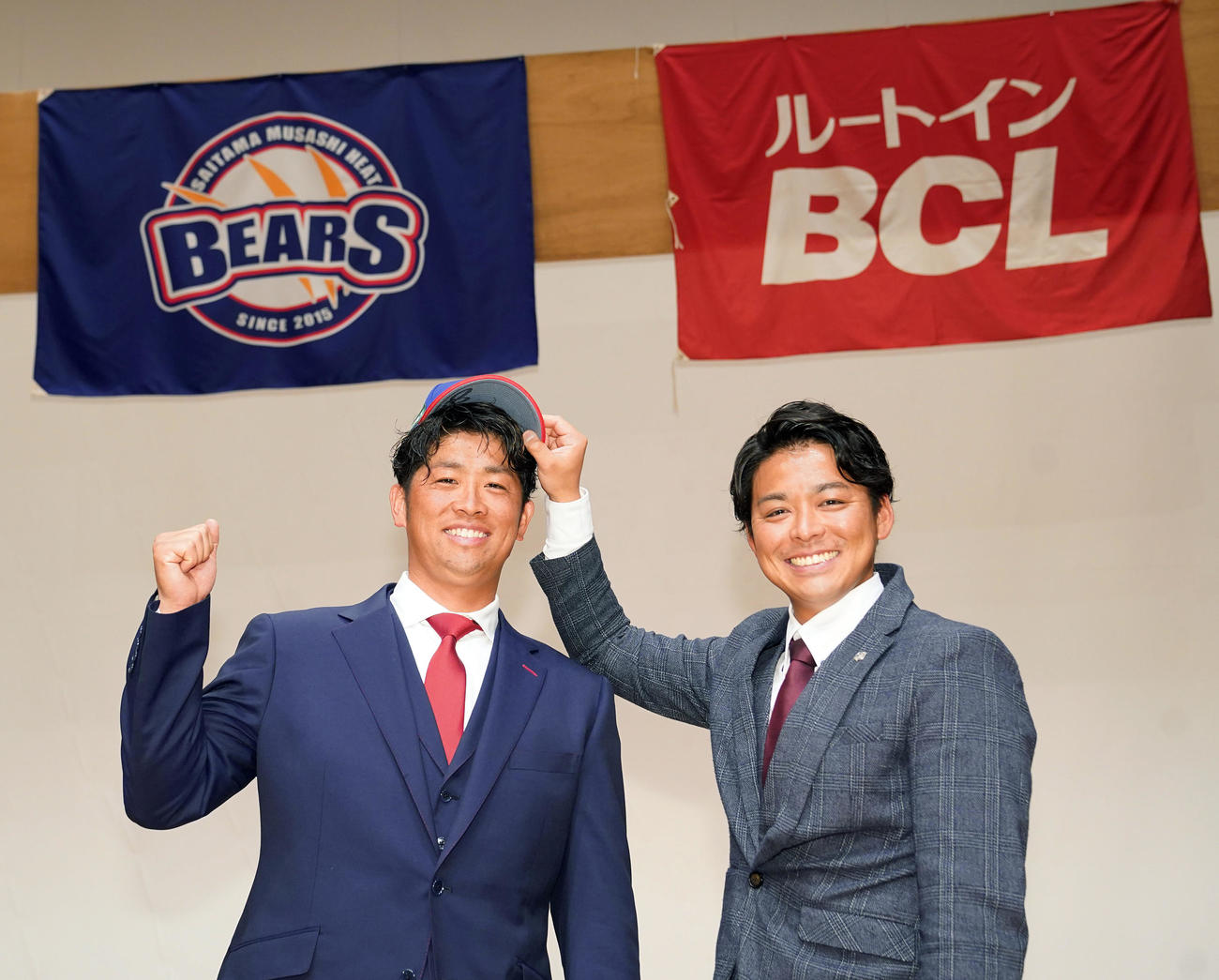 BC・埼玉に練習生として入団し、元ロッテの角球団社長（右）と記念撮影をする清田（撮影・狩俣裕三）