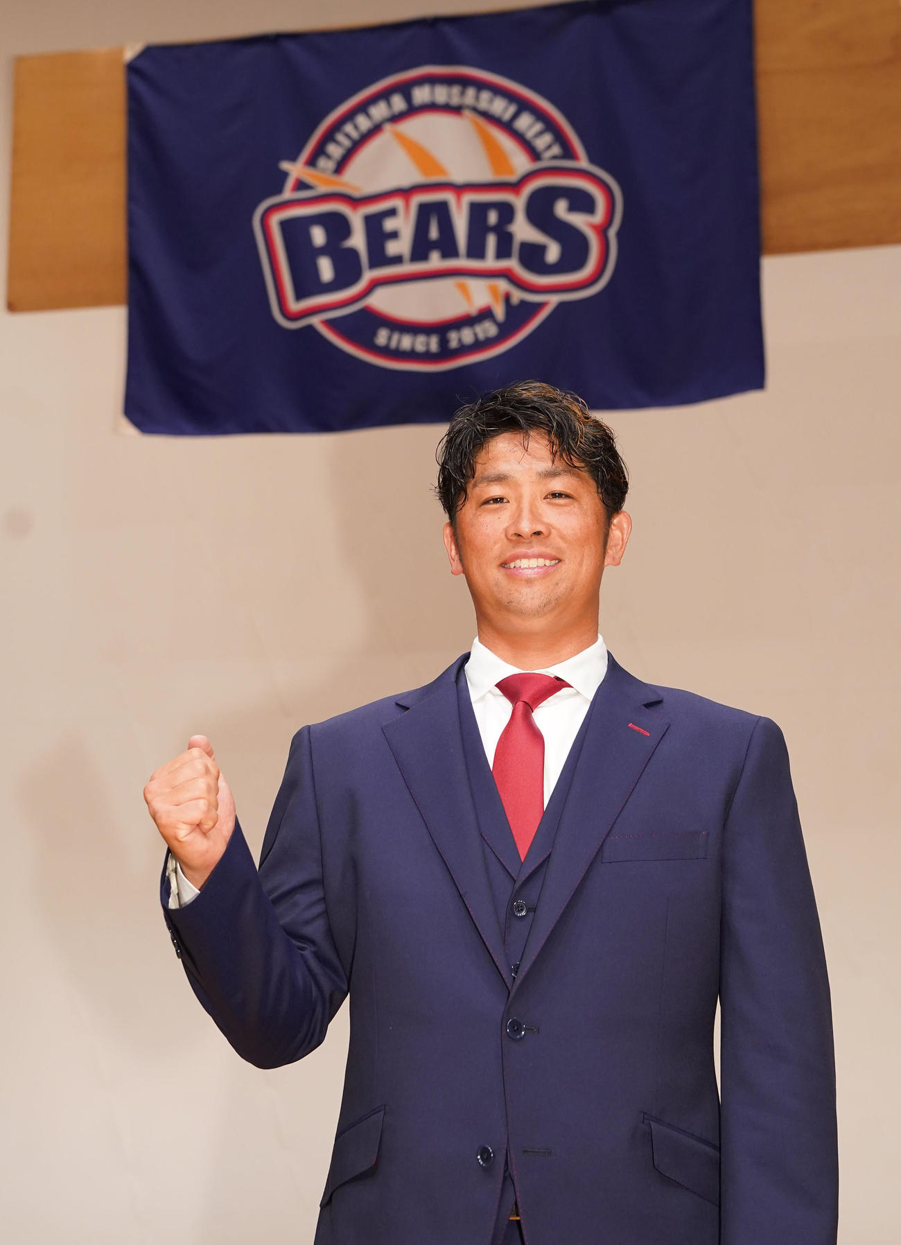 BC・埼玉に練習生として入団し、記念撮影をする元ロッテ清田（撮影・狩俣裕三）