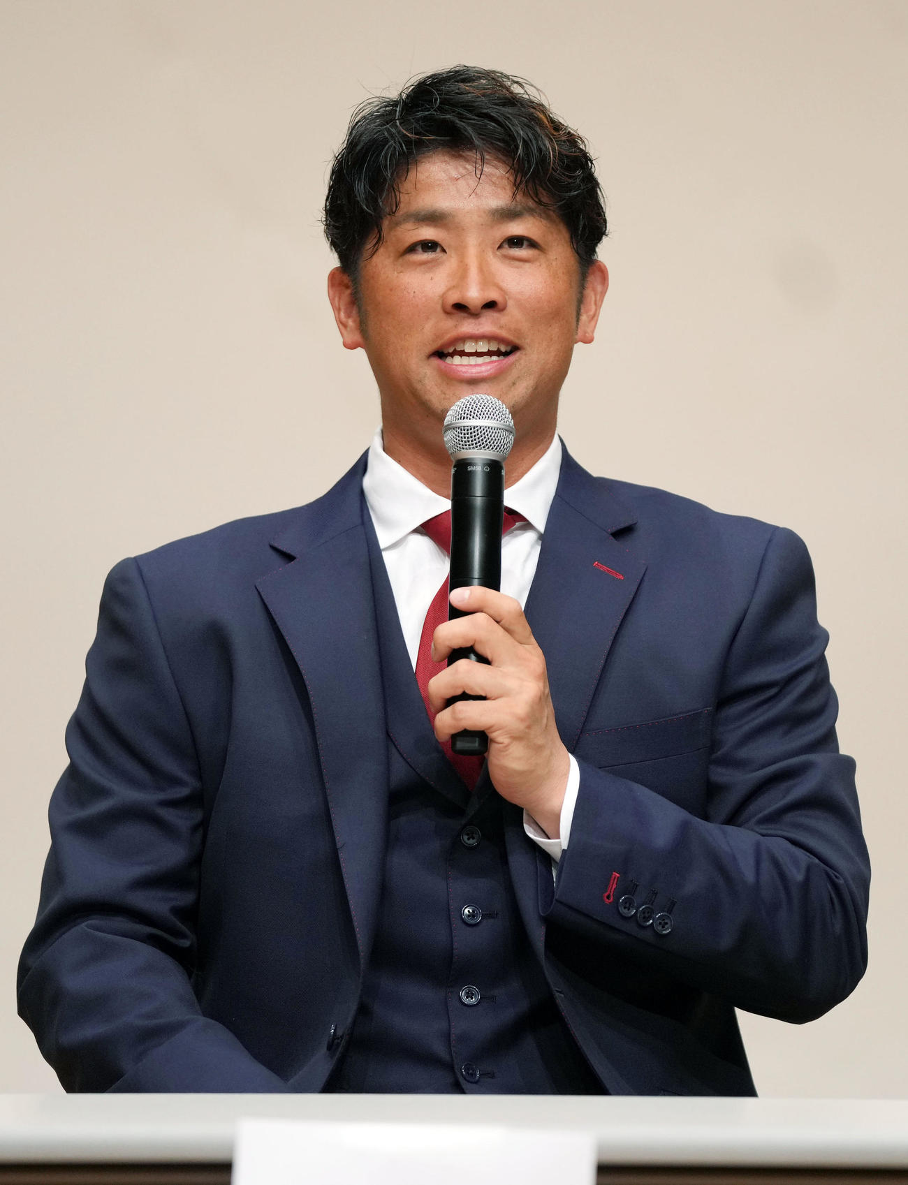 BC・埼玉に練習生として入団会見を行い、笑顔を見せる清田（撮影・狩俣裕三）
