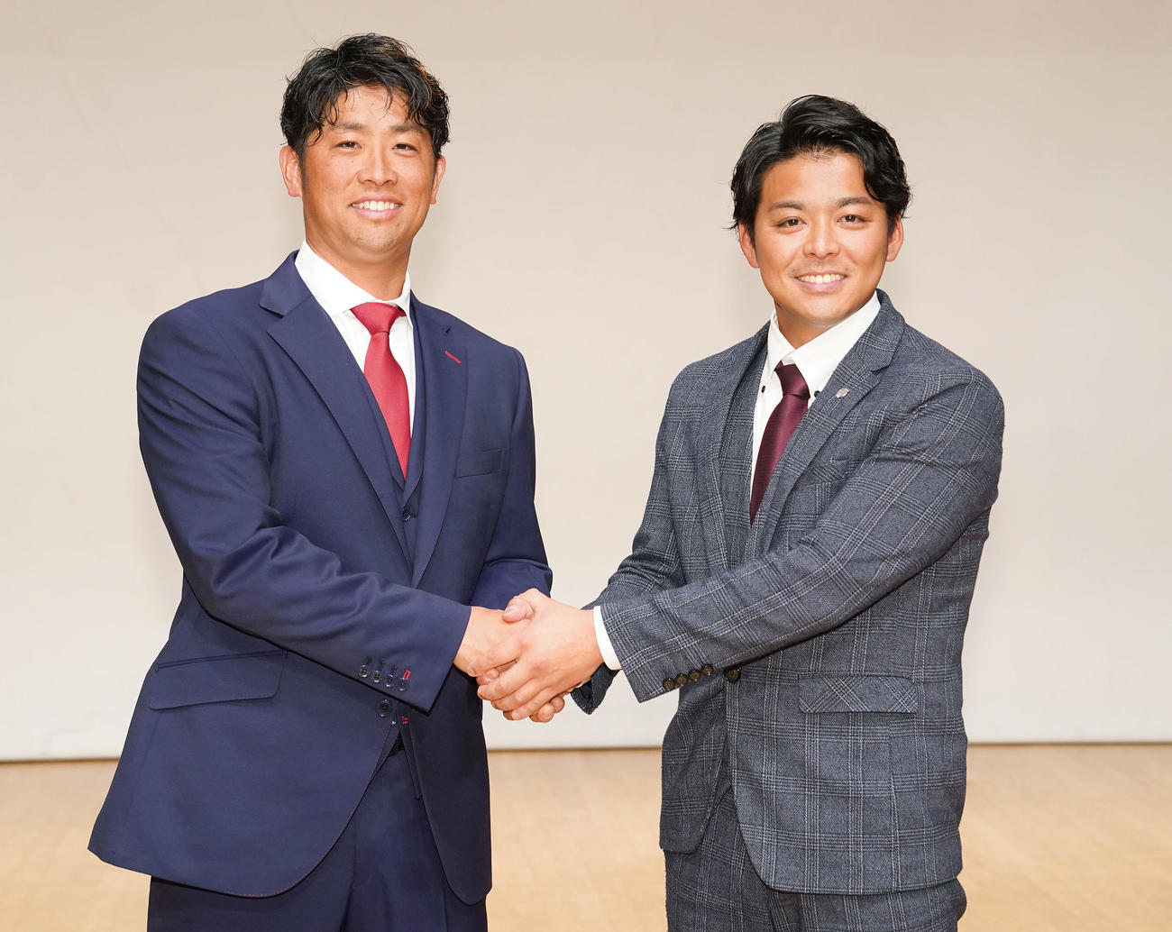 BC・埼玉に練習生として入団し、元ロッテの角球団社長（右）と記念撮影をする清田（撮影・狩俣裕三）