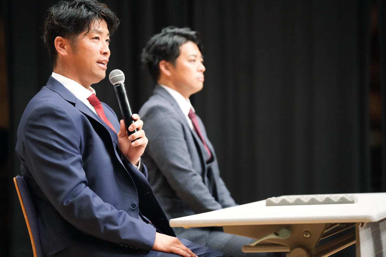 BC・埼玉に練習生として入団会見を行う清田（左）。後方は元ロッテの角球団社長（撮影・狩俣裕三）