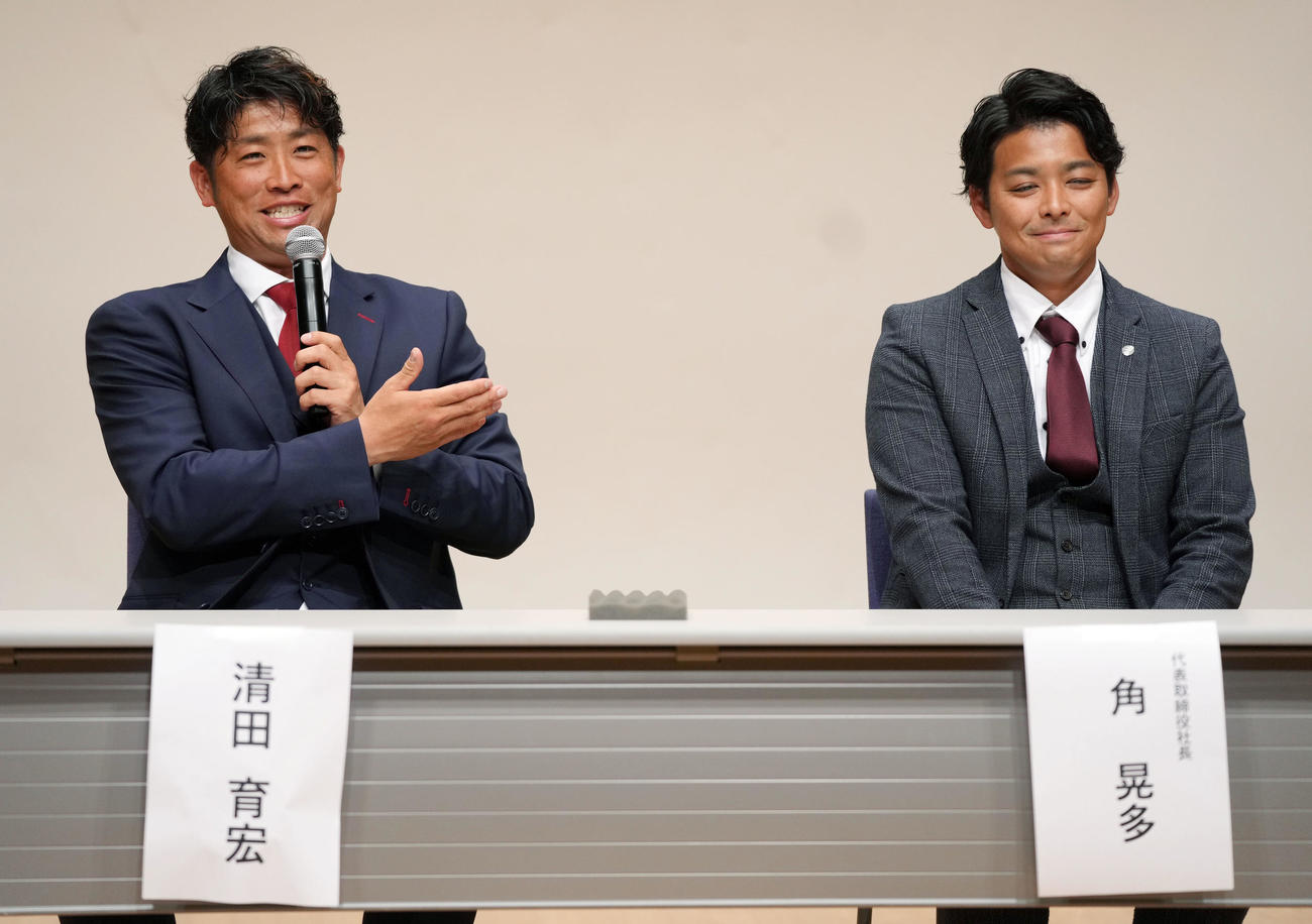 BC・埼玉に練習生として入団会見を行う清田（左）。右は元ロッテの角球団社長（撮影・狩俣裕三）