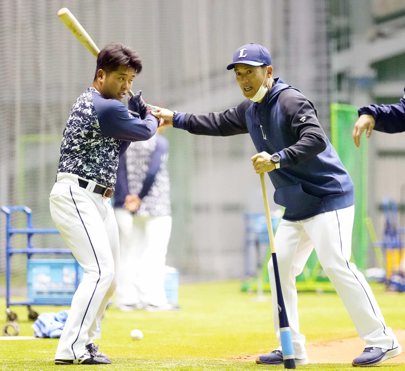 蛭間（左）に打撃指導する西武松井監督（撮影・鈴木みどり）
