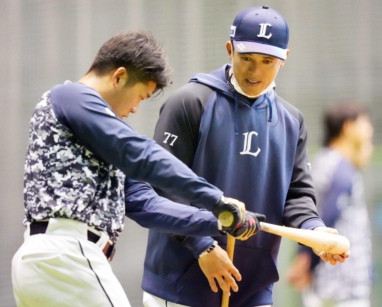蛭間（左）に打撃指導する西武松井監督（撮影・鈴木みどり）