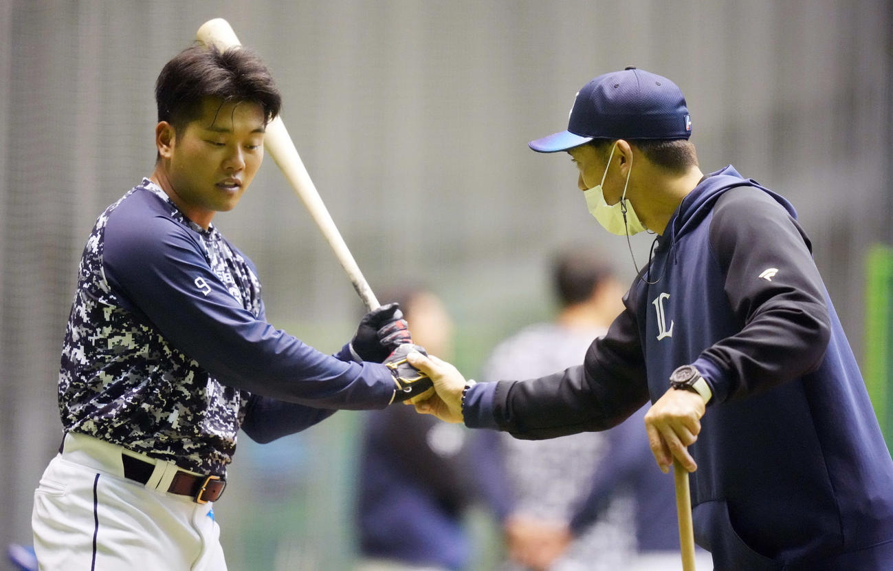 蛭間（左）に打撃指導する西武松井監督（撮影・鈴木みどり）