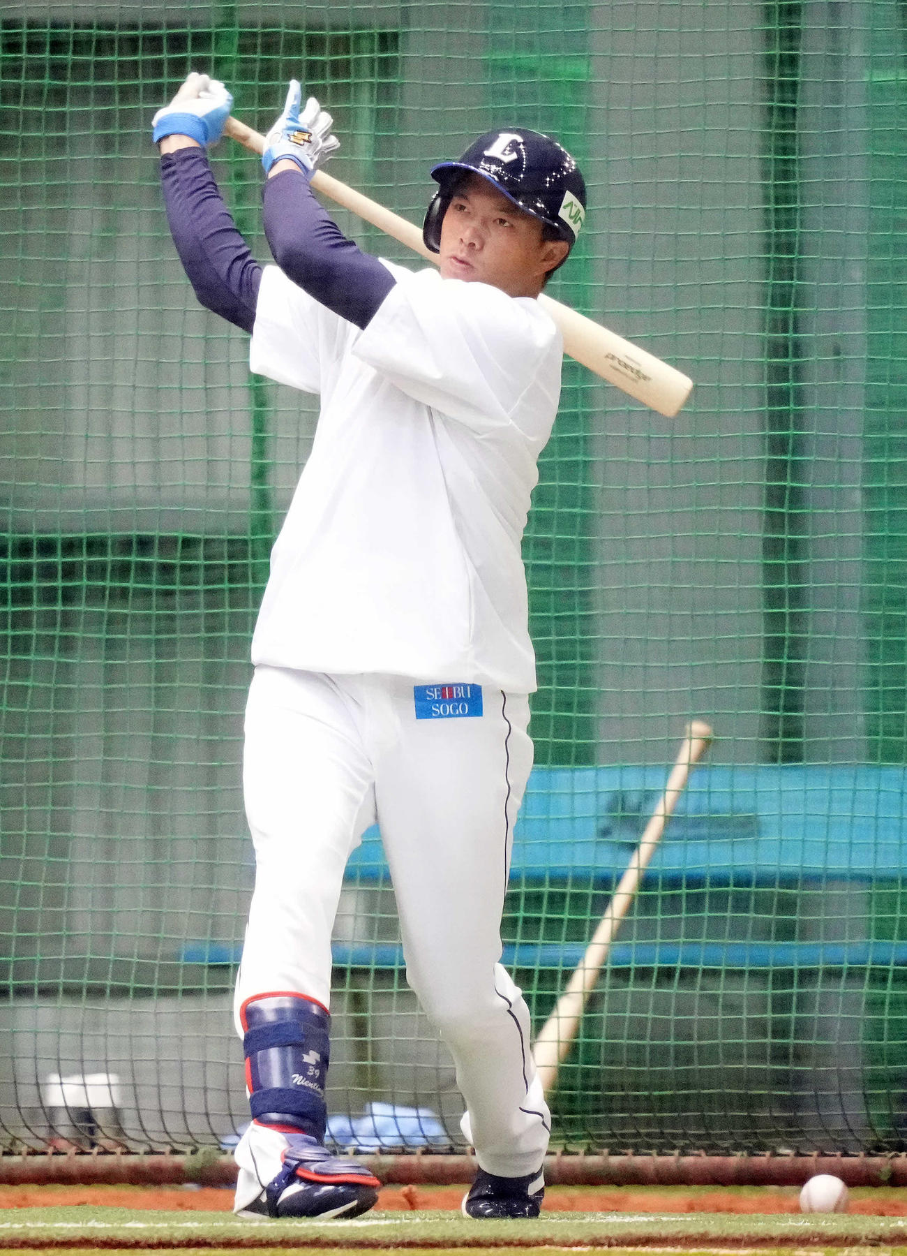 室内練習場で打撃練習する西武呉念庭（撮影・鈴木みどり）