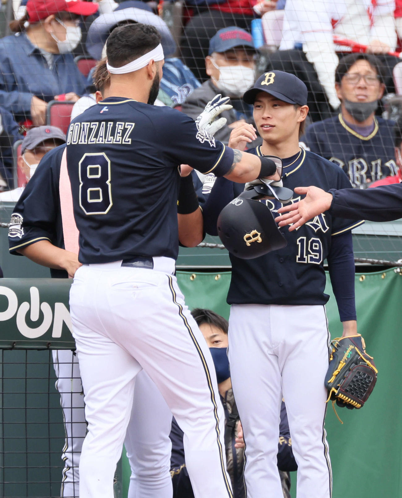 オープン戦広島対オリックス　4回表オリックス1死一塁、来田の同点中越え適時三塁打で生還したゴンザレスを迎える山岡（右）（撮影・加藤孝規）