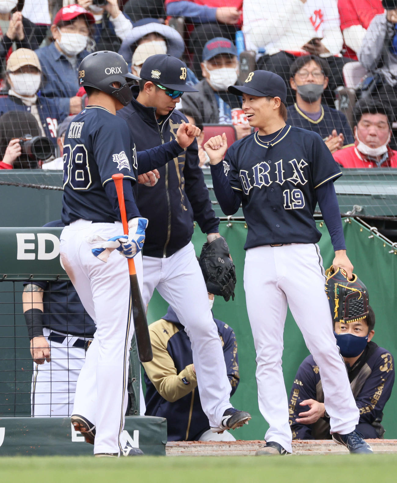 オープン戦広島対オリックス　4回表オリックス1死三塁、太田の勝ち越しの左適時打で生還した来田を迎える山岡（右）（撮影・加藤孝規）