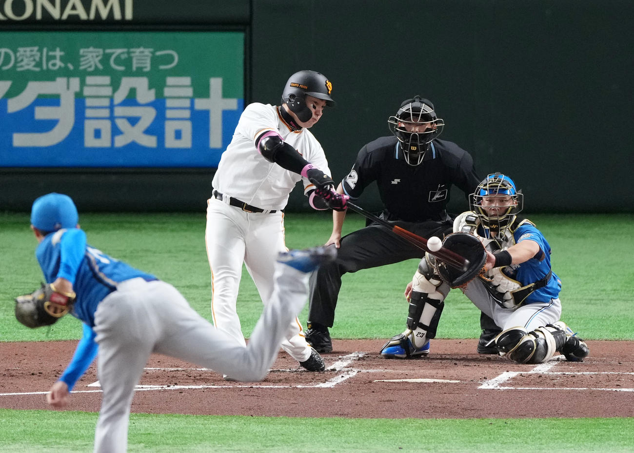 巨人対日本ハム　1回裏巨人1死一塁、右中間へ2点本塁打を放つ丸（撮影・横山健太）