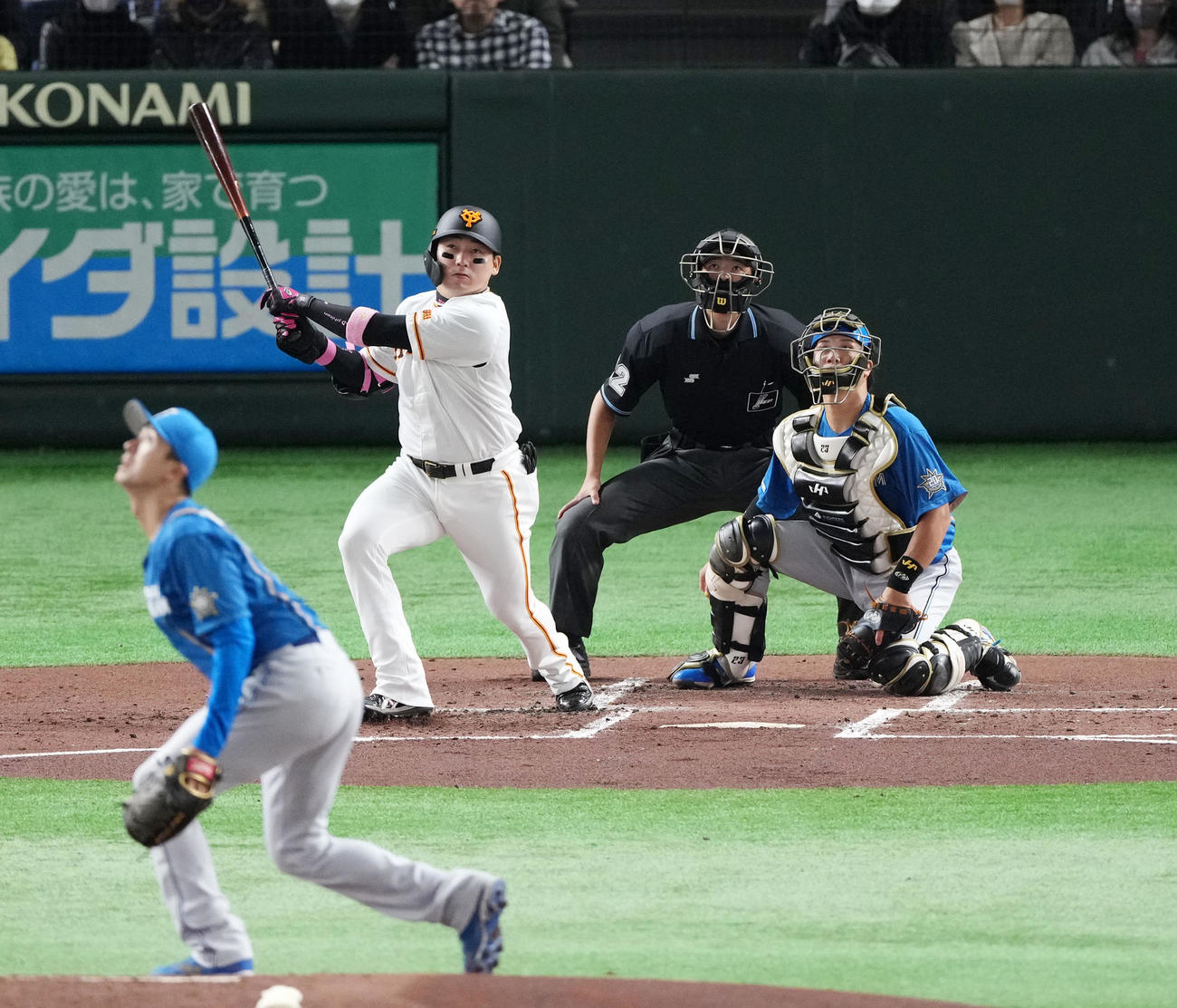 巨人対日本ハム　1回裏巨人1死一塁、右中間へ2点本塁打を放つ丸（撮影・横山健太）