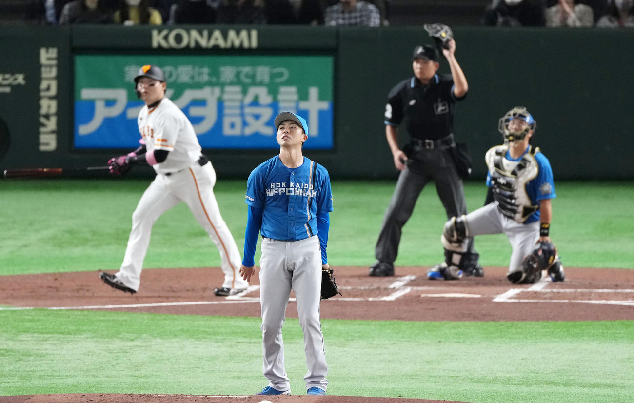 巨人対日本ハム　1回裏巨人1死一塁、丸に右中間へ2点本塁打を浴びる上沢（撮影・横山健太）