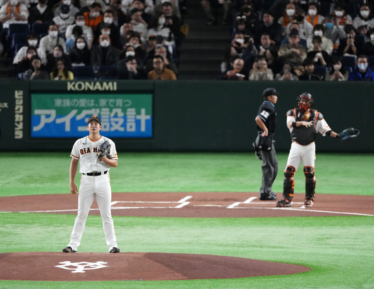 巨人対日本ハム　試合開始前、集中する巨人菅野（左）（撮影・横山健太）