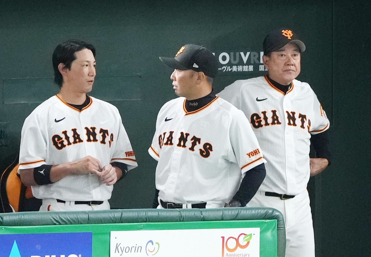 巨人対日本ハム　1回表終了後、言葉を交わす小林（左）と阿部コーチ。右は原監督（撮影・横山健太）