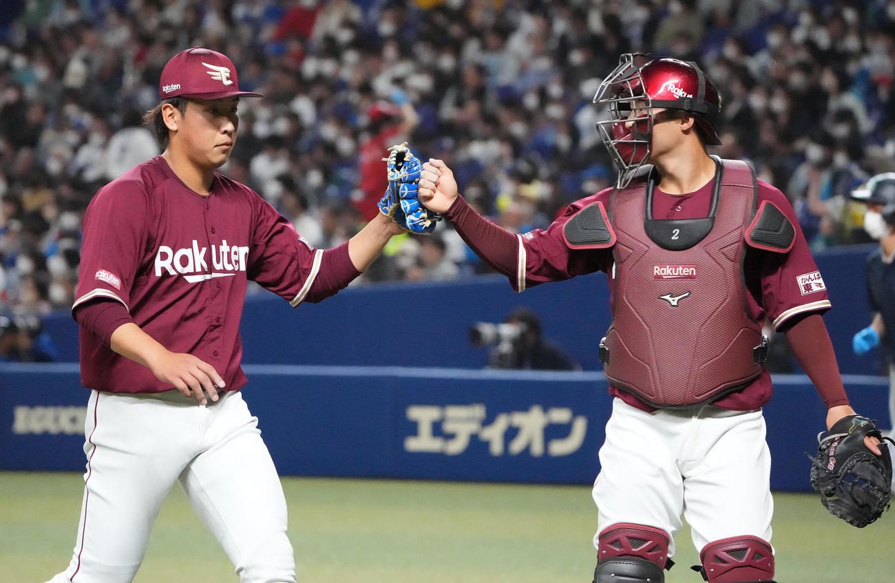 中日対楽天　1回終了、太田とタッチを交わしベンチへ戻る楽天先発の藤平（左）（撮影・森本幸一）