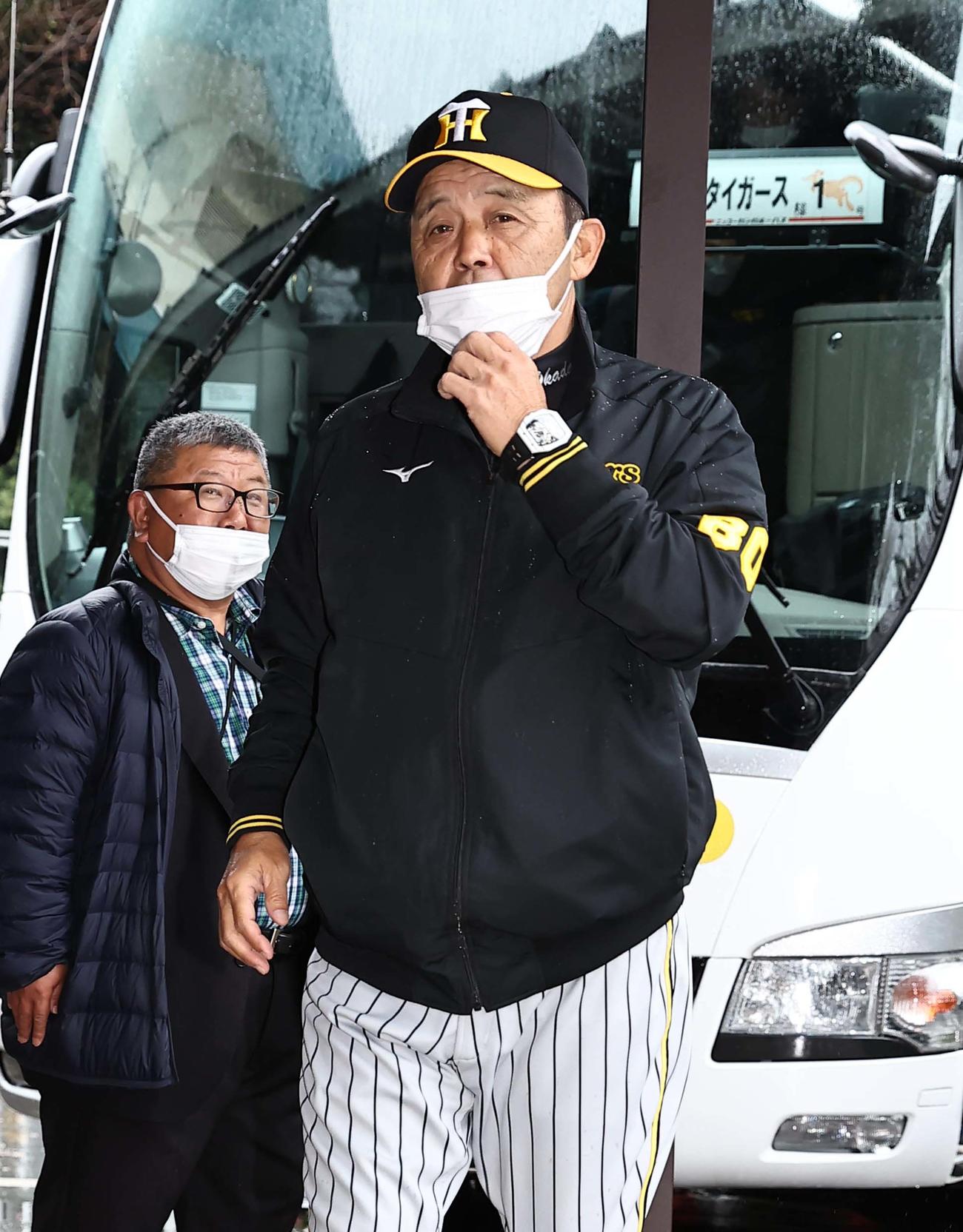 室内練習場に入る岡田監督（撮影・上田博志）