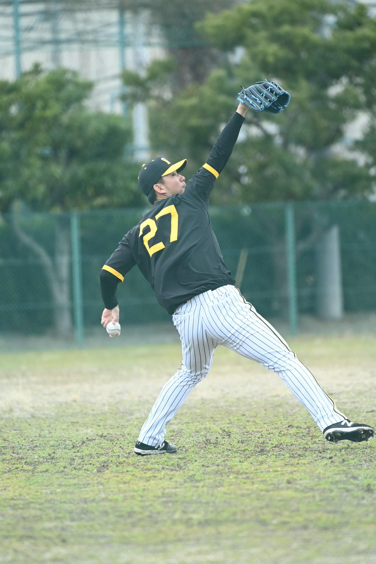 17日、キャッチボールをする阪神伊藤将司