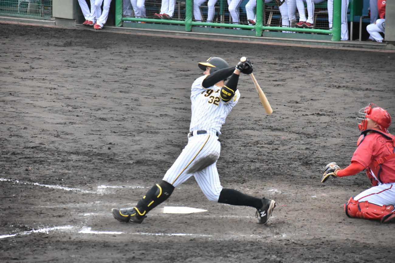 2打席連発となる右翼への本塁打を放った井上