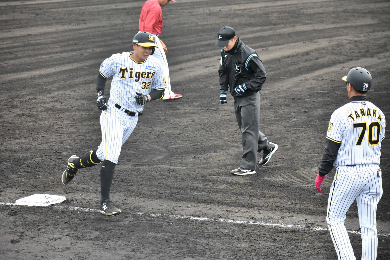 2打席連発となる右翼への本塁打を放った井上