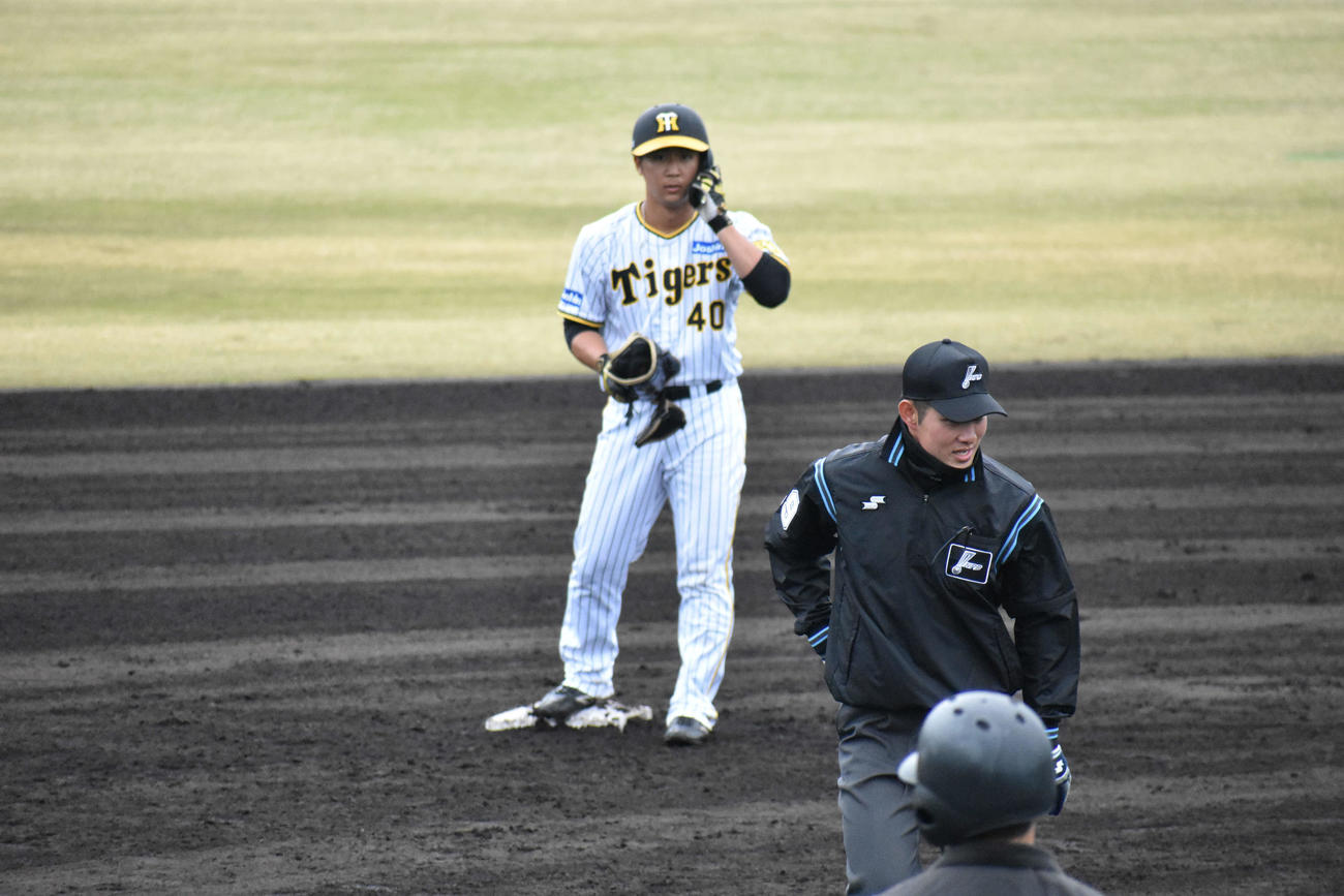 広島との2軍戦で、プロ公式戦初安打となる二塁打を放った喜ぶ阪神ドラフト3位井坪陽生外野手