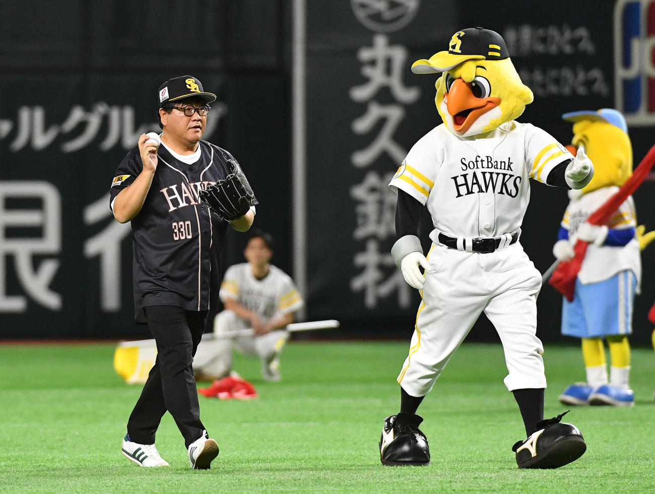 ソフトバンク対DeNA　セレモニアルピッチのマウンドへ向かうカンニング竹山（左）とハリーホーク（撮影・岩下翔太）
