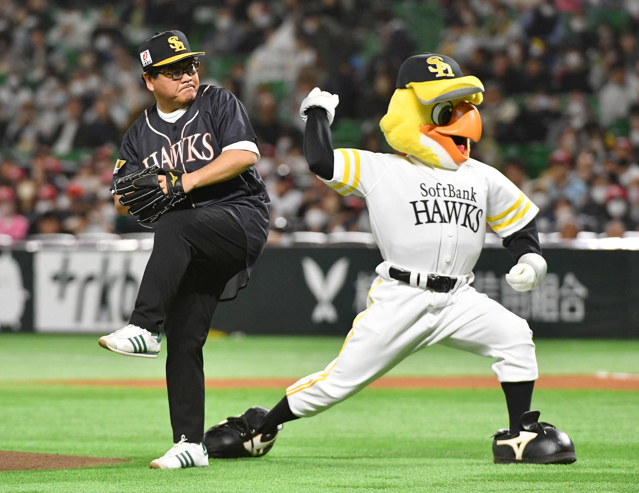 ソフトバンク対DeNA　カンニング竹山（左）がセレモニアルピッチを行う予定が、ハリーホークに先に投げられてしまう（撮影・岩下翔太）