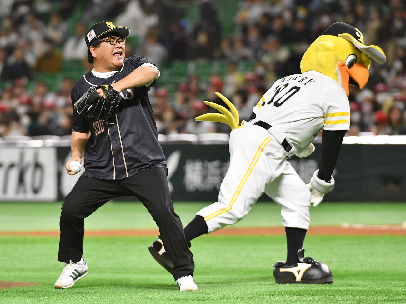 ソフトバンク対DeNA　セレモニアルピッチを行う予定が、ハリーホークに先に投げられてしまい激怒するカンニング竹山（撮影・岩下翔太）