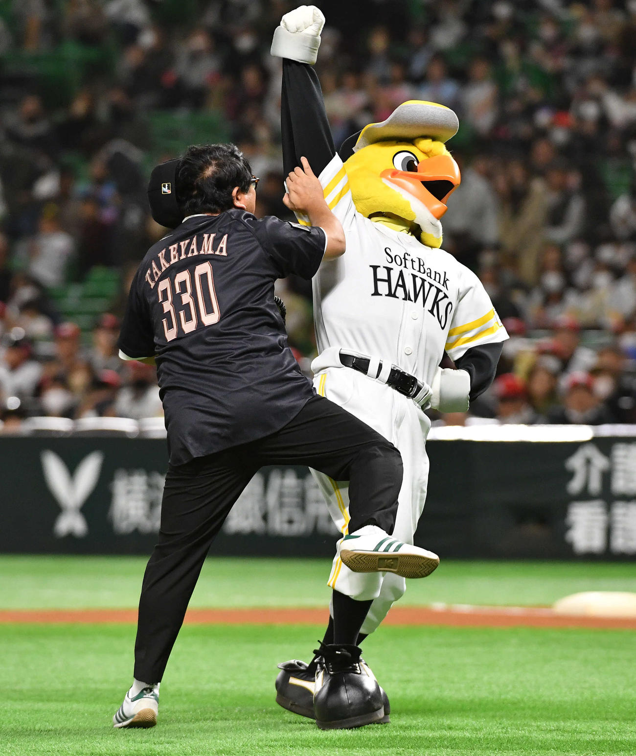 ソフトバンク対DeNA　セレモニアルピッチを行う予定が、ハリーホークに先に投げられてしまい激怒するカンニング竹山（撮影・岩下翔太）