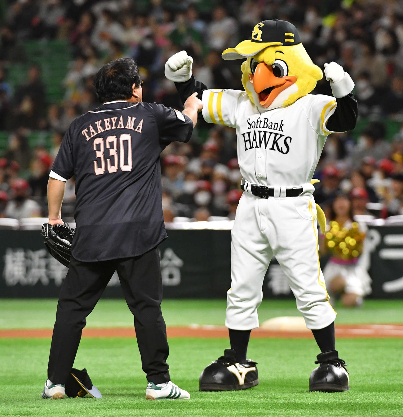 ソフトバンク対DeNA　セレモニアルピッチを行う予定が、ハリーホークに先に投げられてしまい激怒するカンニング竹山（撮影・岩下翔太）