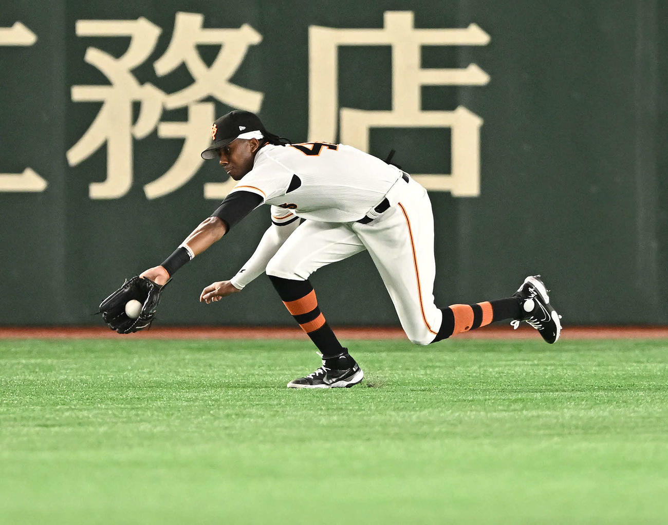 巨人対日本ハム　2回表日本ハム1死、上川畑の中飛を好捕するブリンソン（撮影・滝沢徹郎）