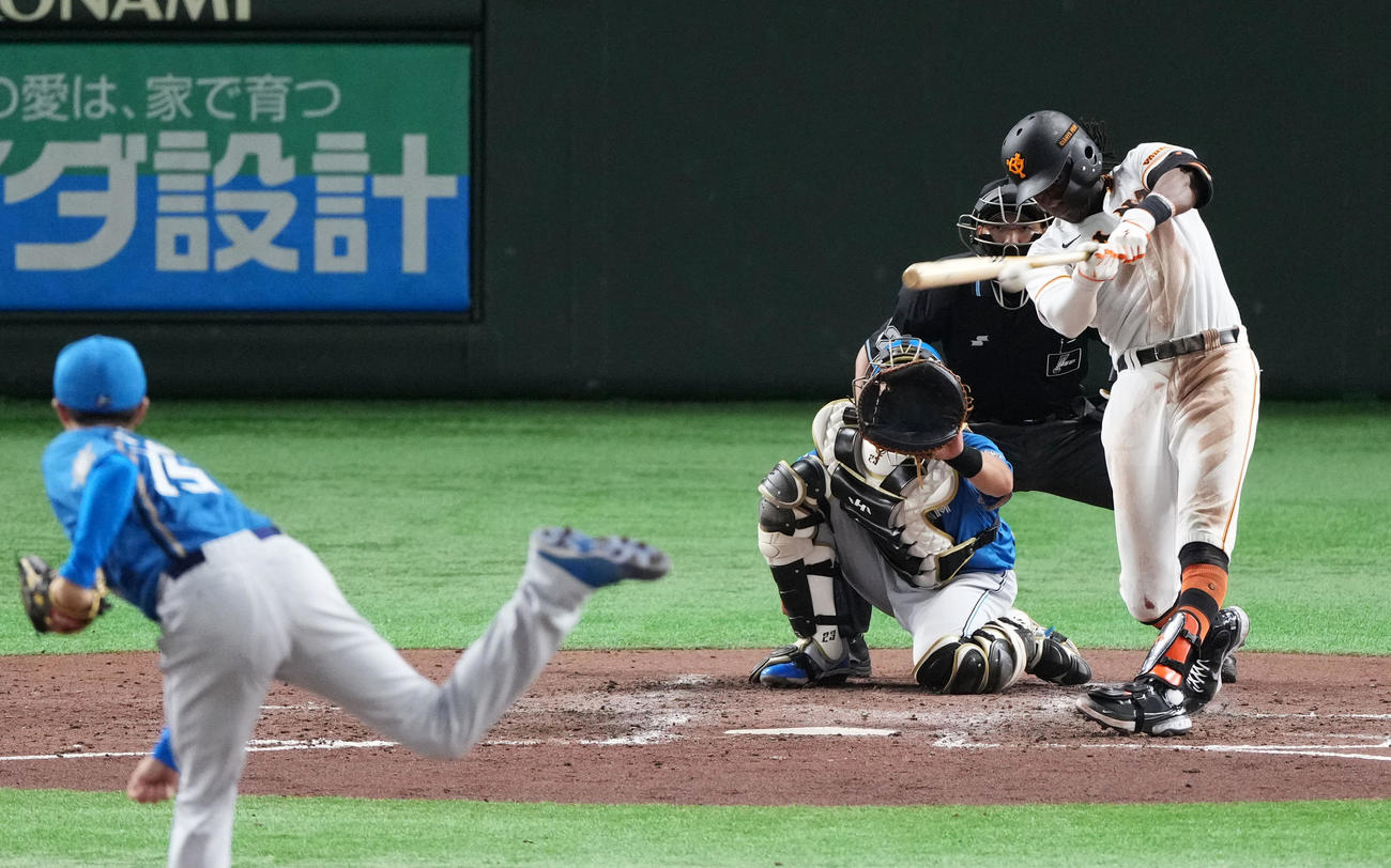 巨人対日本ハム　4回裏巨人無死、左翼線へ二塁打を放つブリンソン（撮影・横山健太）
