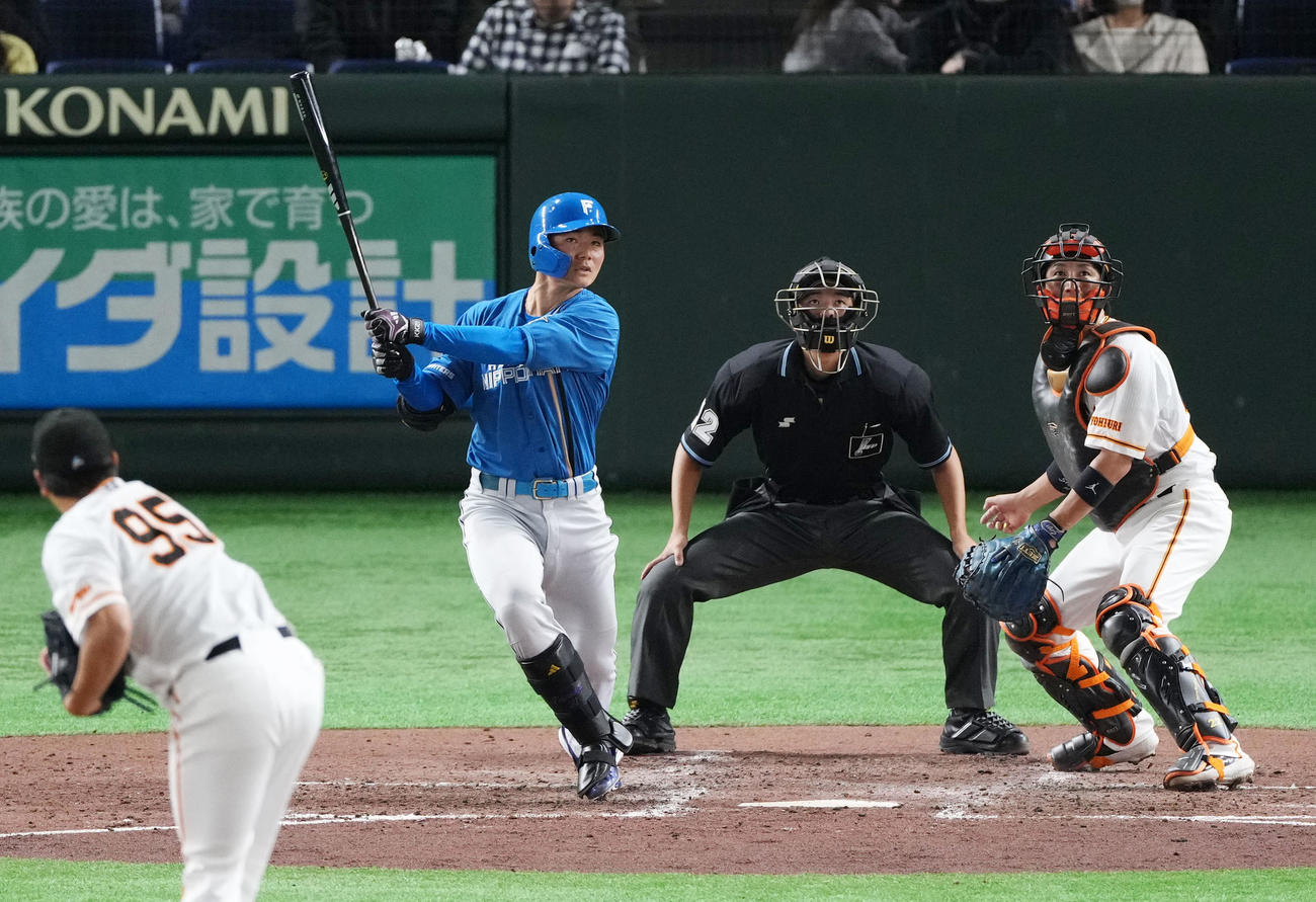 巨人対日本ハム　4回表日本ハム1死一塁、左越え2点本塁打を放つ清宮。投手堀岡（撮影・横山健太）