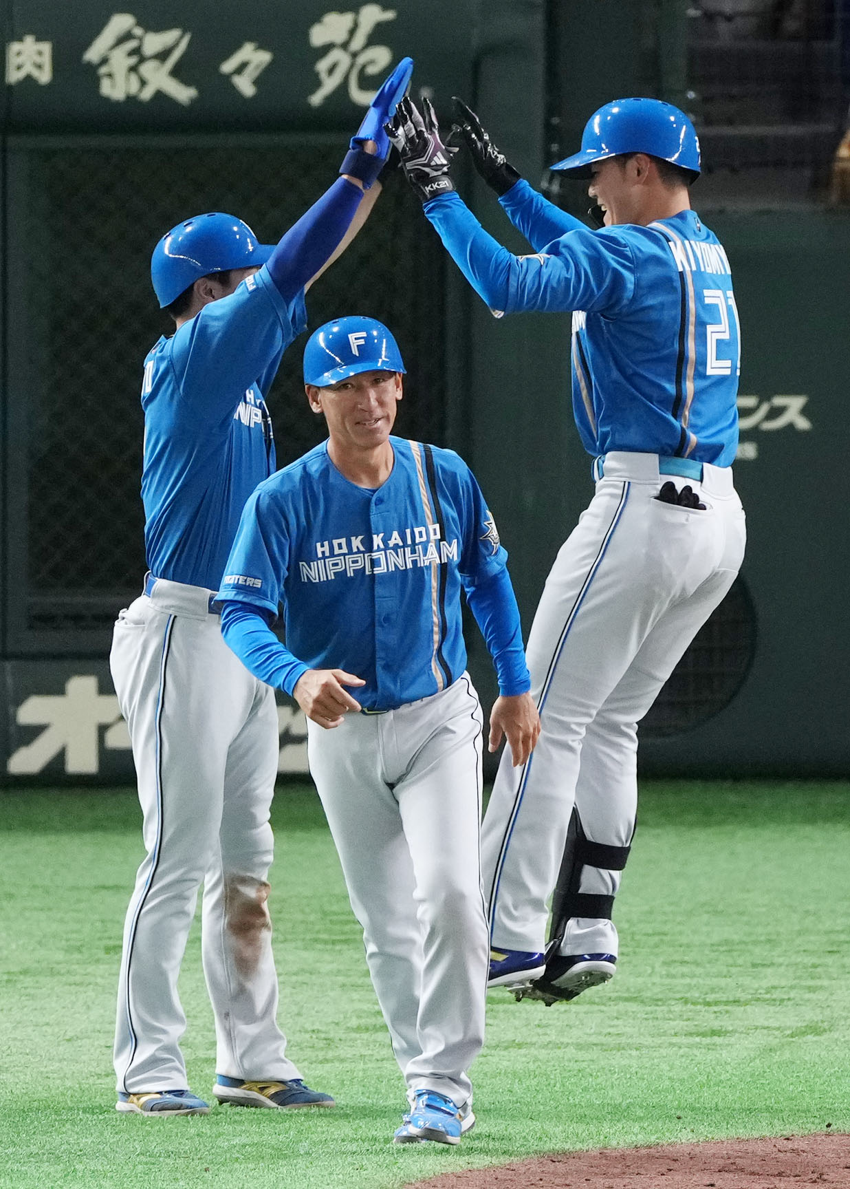 巨人対日本ハム　4回表日本ハム1死一塁、左越え2点本塁打を放ちタッチを交わす清宮（右）（撮影・横山健太）