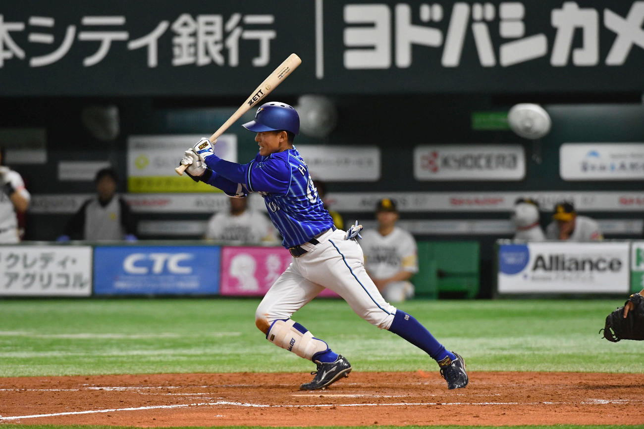ソフトバンク対DeNA 8回表DeNA2死満塁、、林は右前適時打を放つ（撮影・岩下翔太）