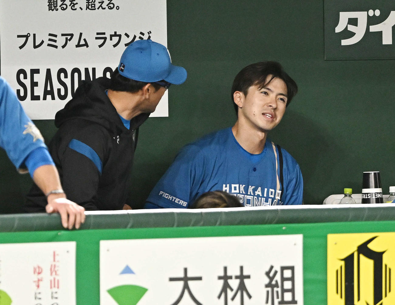 巨人対日本ハム　5回を投げ終えた日本ハム先発の上沢（右）はベンチへ戻り建山投手コーチと話す（撮影・滝沢徹郎）