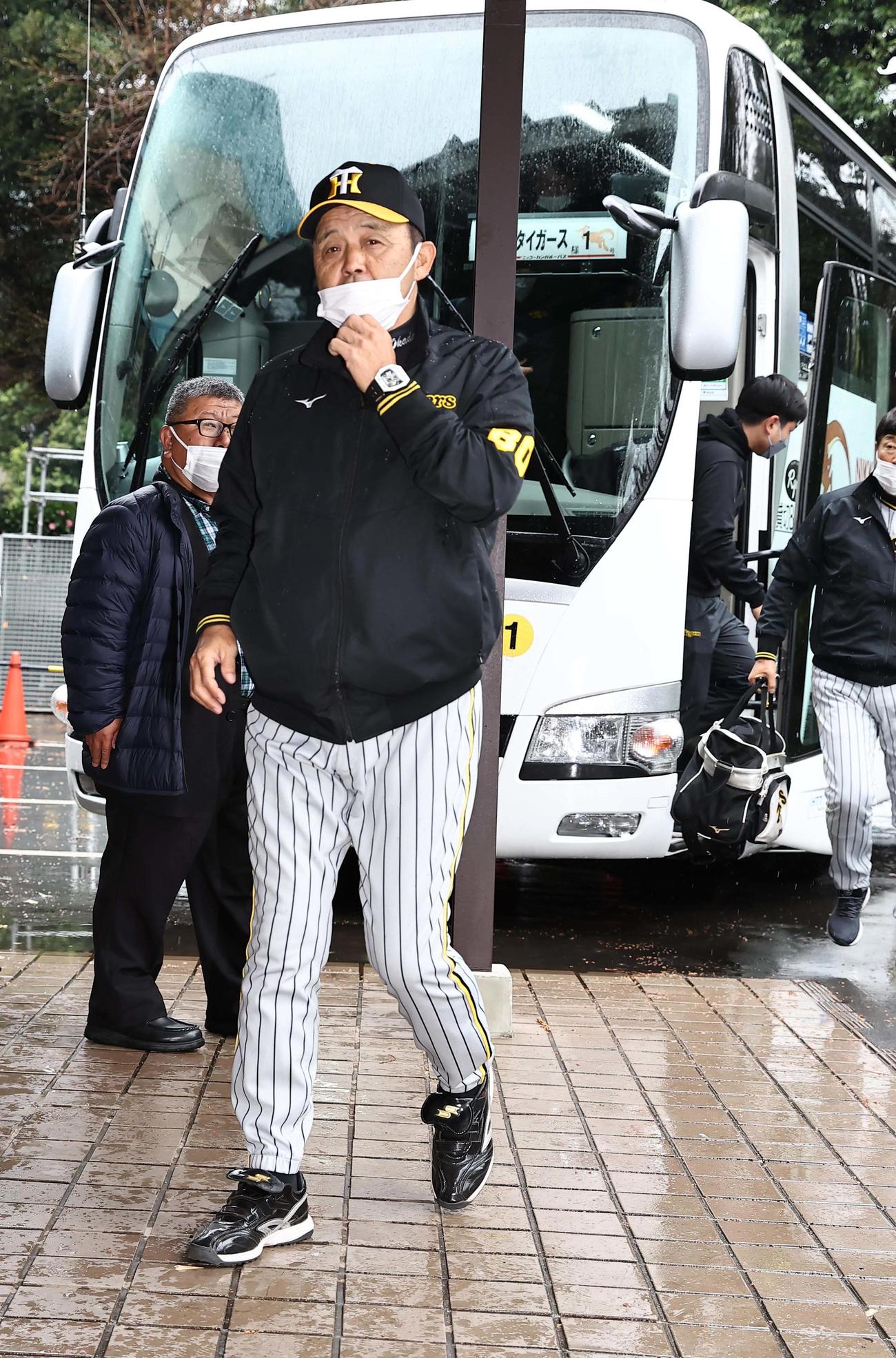 室内練習場に入る岡田監督（撮影・上田博志）