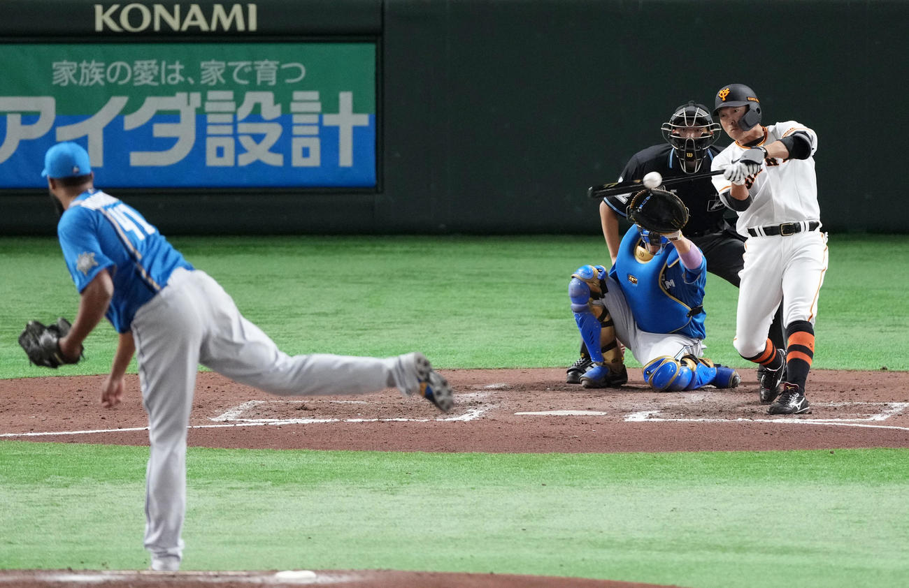 巨人対日本ハム　7回裏巨人無死、左前打を放つ長野（撮影・横山健太）