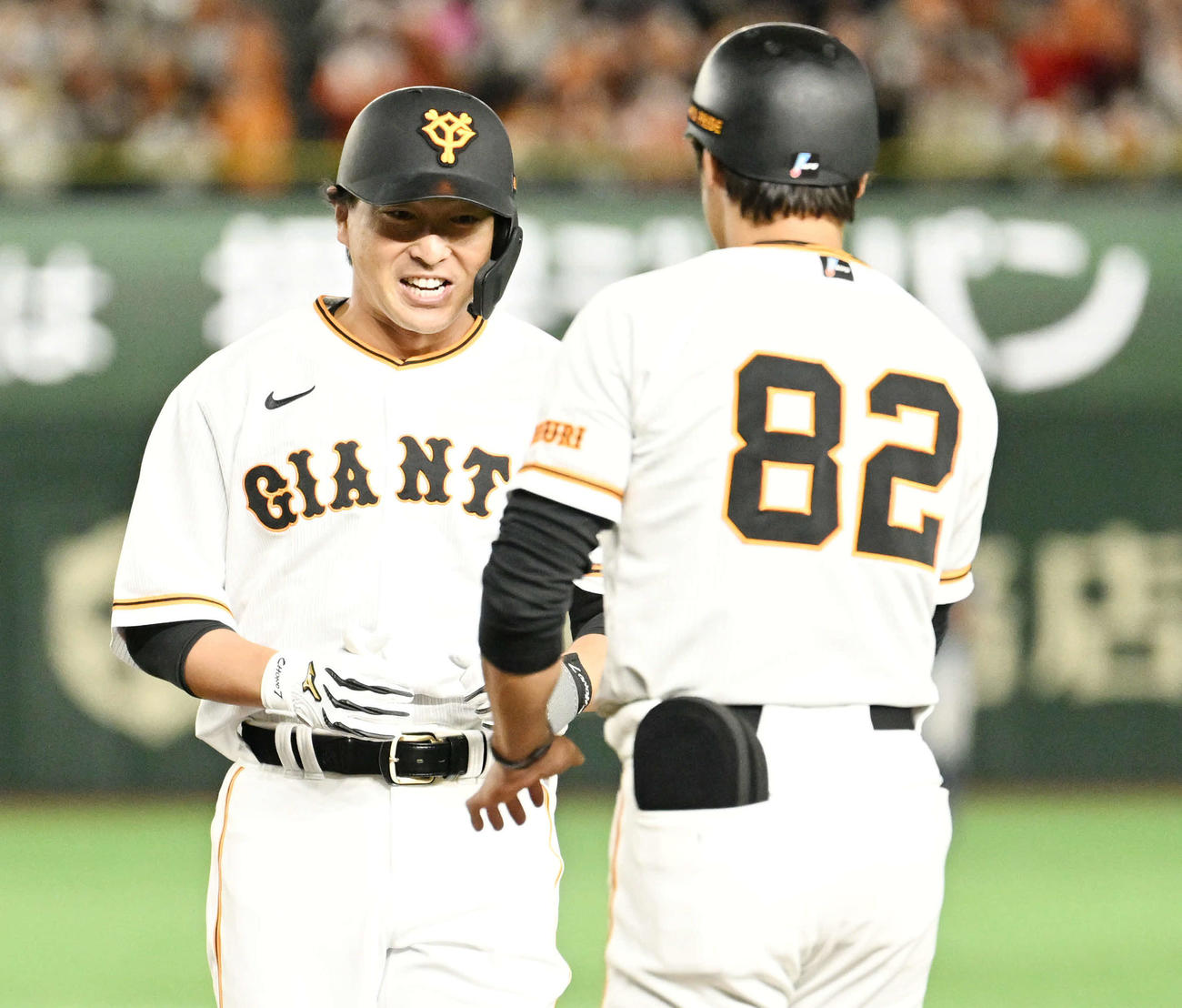 巨人対日本ハム　7回裏巨人無死、左前打を放った長野（左）は笑顔を見せる（撮影・滝沢徹郎）