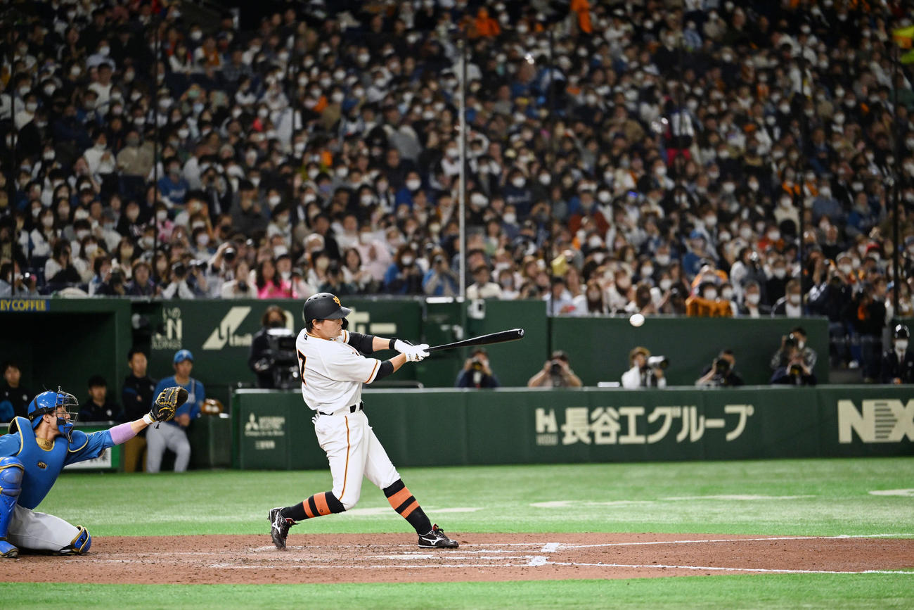 巨人対日本ハム　7回裏巨人無死、長野は左前打を放つ（撮影・滝沢徹郎）