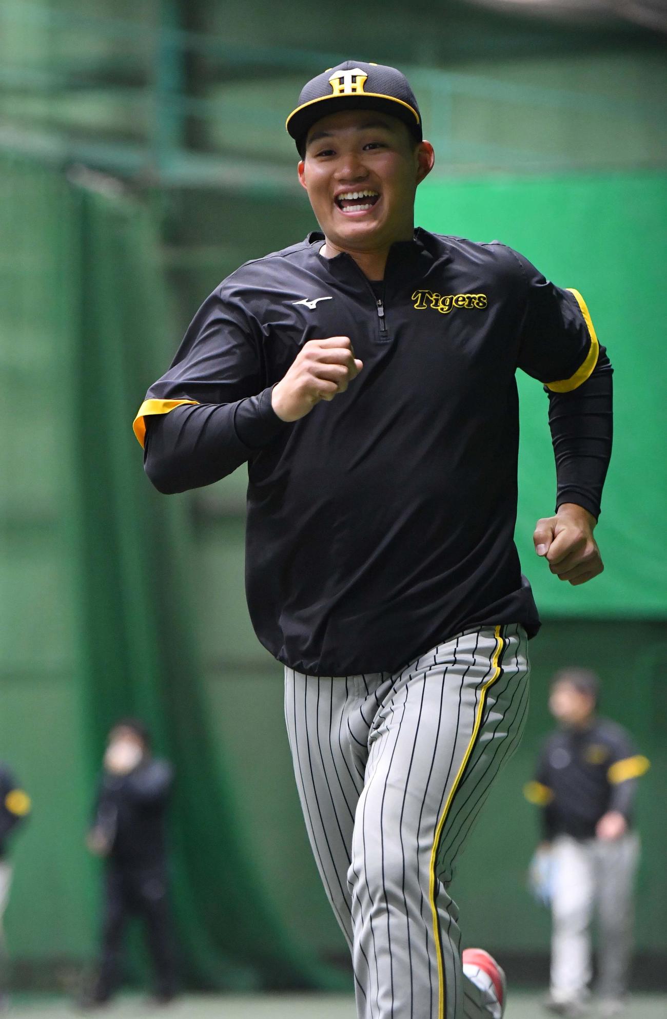 笑顔を見せながらダッシュする森下（球団提供）