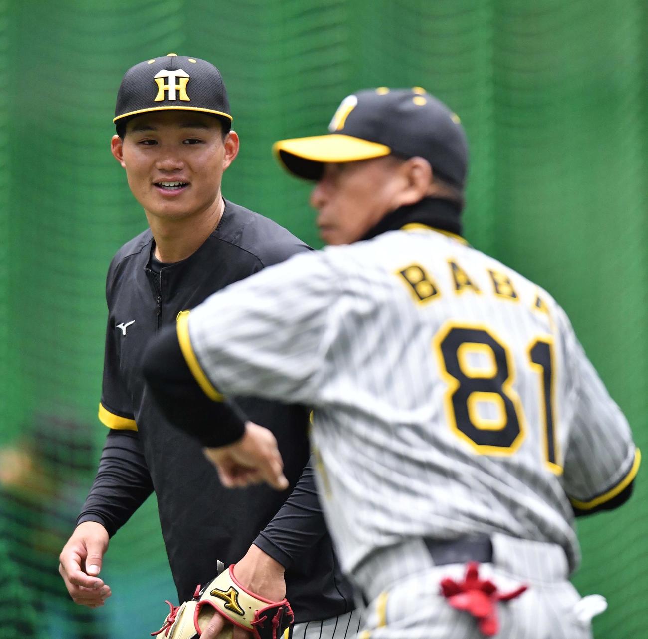 守備練習をする森下（左）は馬場コーチから指導を受ける（球団提供）