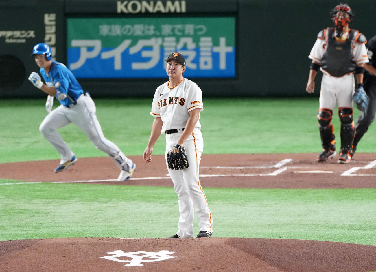 巨人対日本ハム　1回表日本ハム1死、松本剛に右中間へ二塁打を浴びる菅野（中央）（撮影・横山健太）