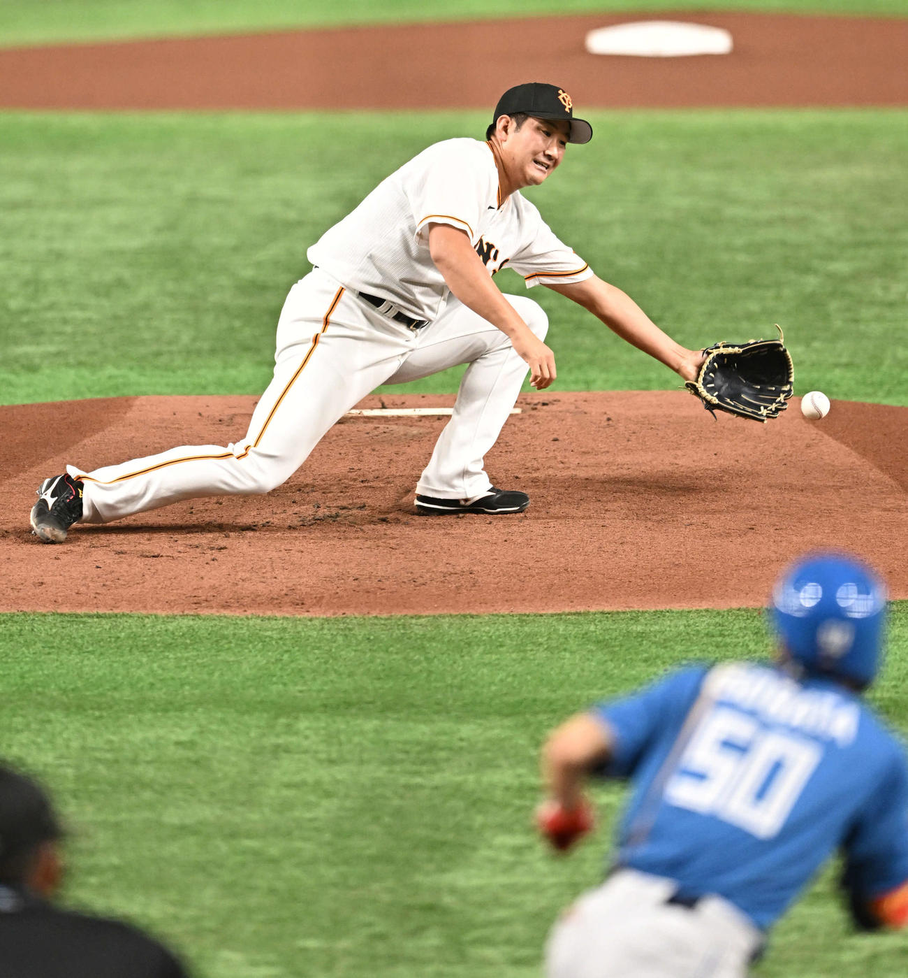 巨人対日本ハム　1回表日本ハム無死、菅野は五十幡に二塁内野安打を許す（撮影・滝沢徹郎）