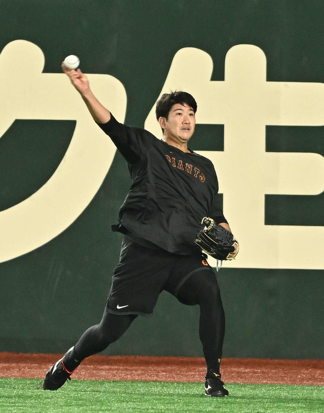 巨人対日本ハム　試合前練習でキャッチボールする巨人菅野（撮影・滝沢徹郎）