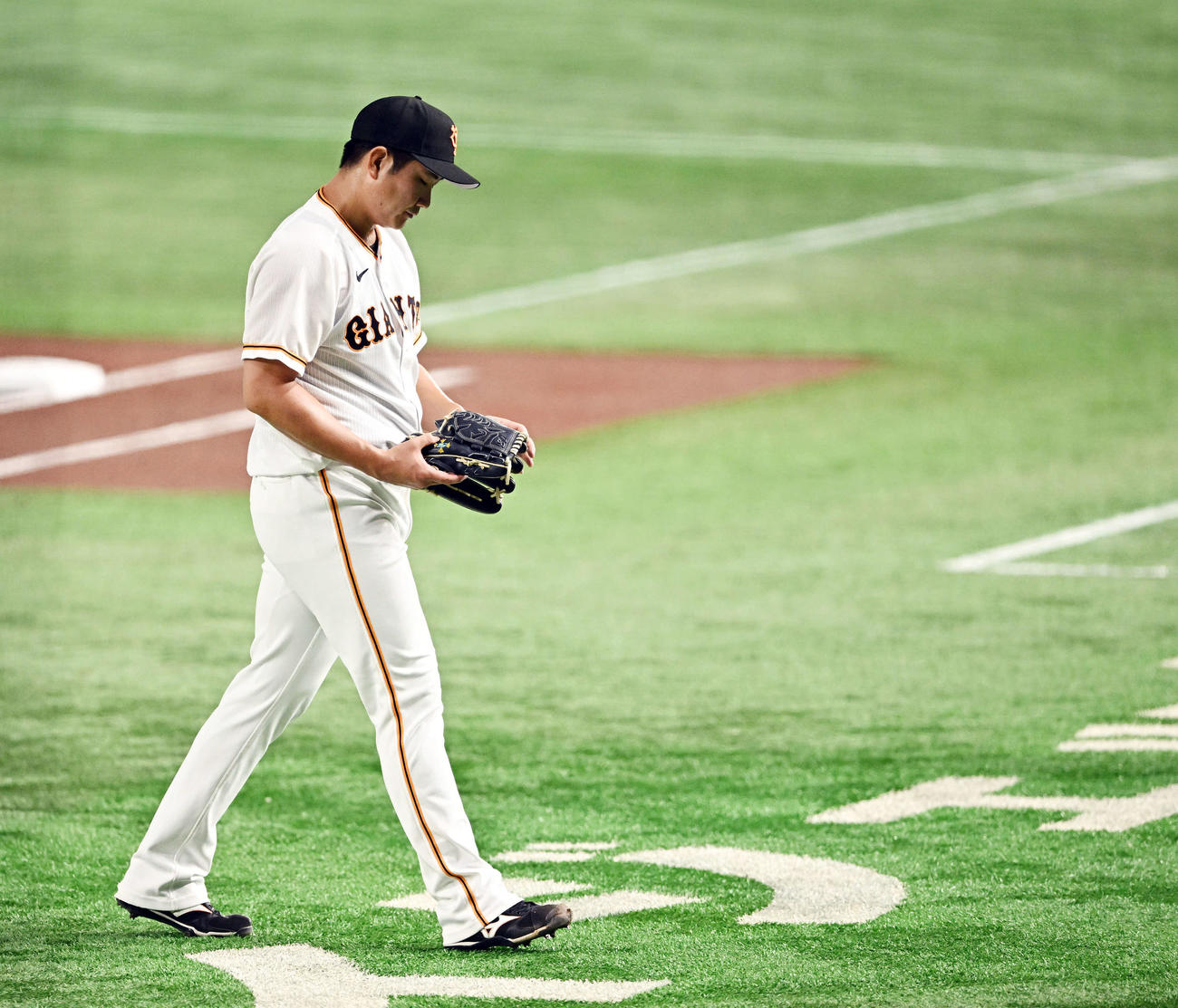 巨人対日本ハム　1回を投げ終えた巨人先発の菅野は厳しい表情で引き揚げる（撮影・滝沢徹郎）